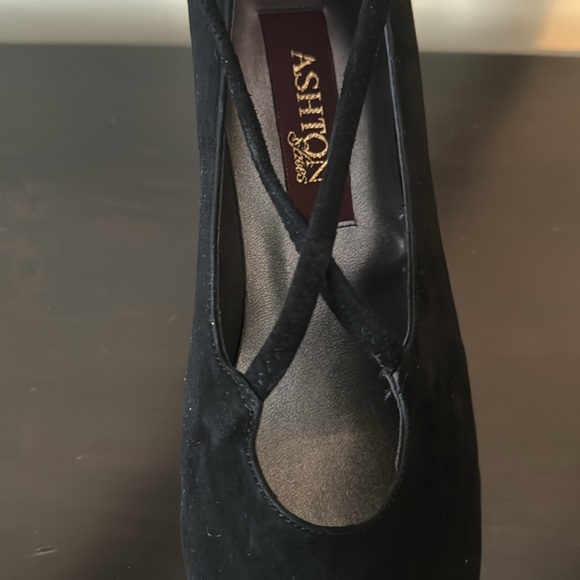 Black suede pumps. Ashton shoes. - Picture 8 of 8